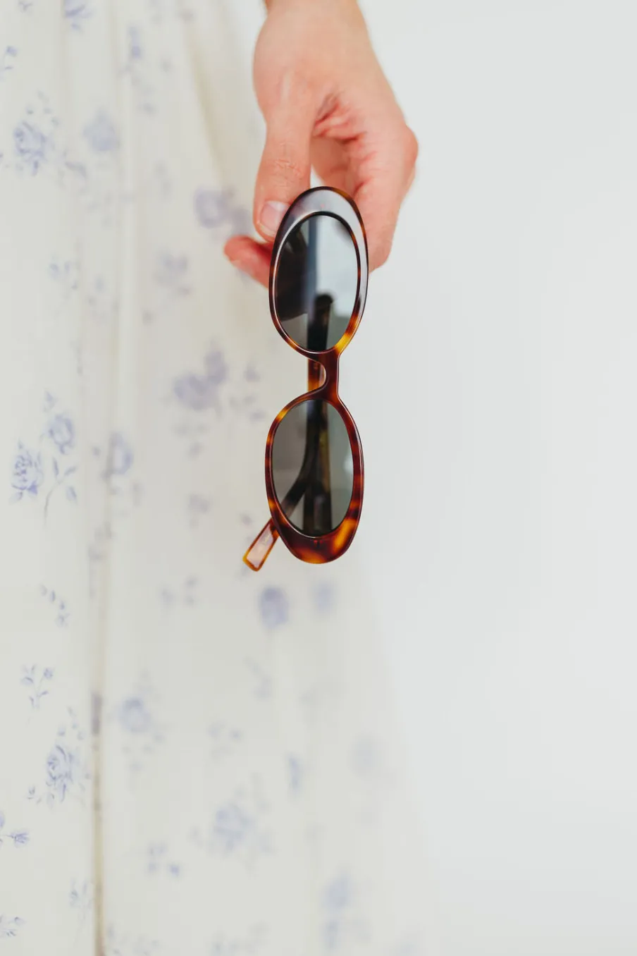 Hot Worth Collective The Carter Sunglasses in Hazel Green Tort